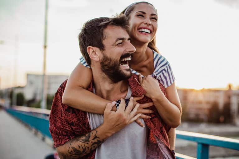 Couple heureux après soins énergétiques