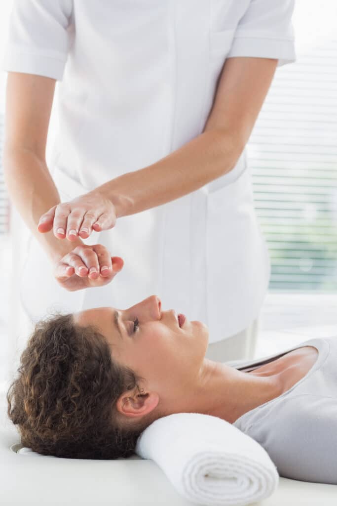 Personne performant le Reiki